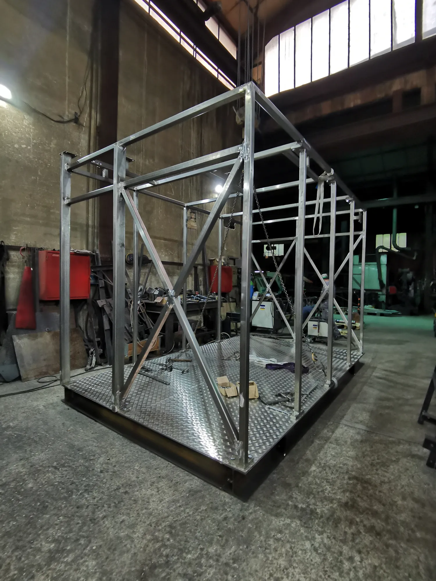 Structure métallique complexe en cours d'assemblage dans un atelier.