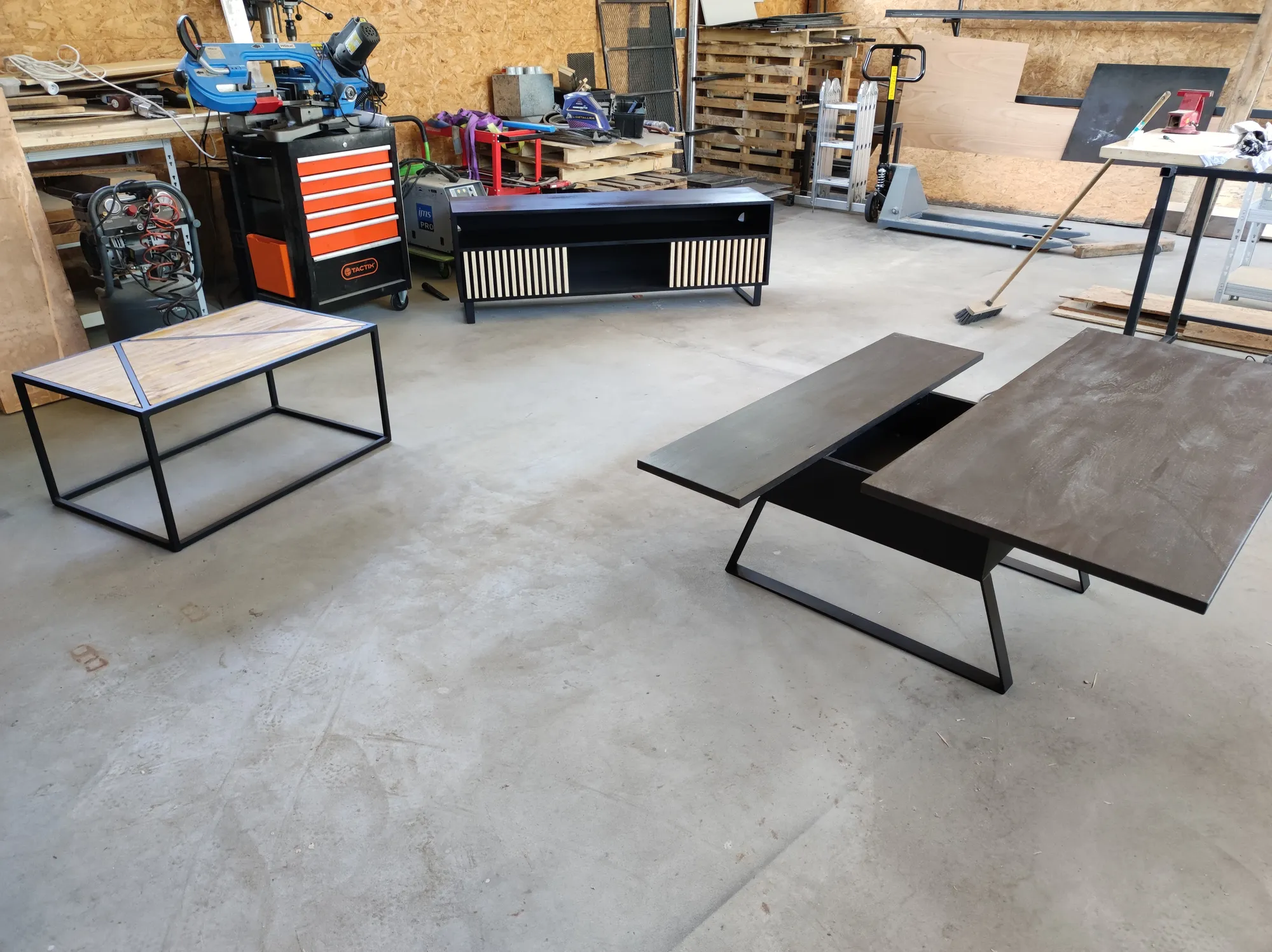 Mobilier en métal et bois dans un atelier