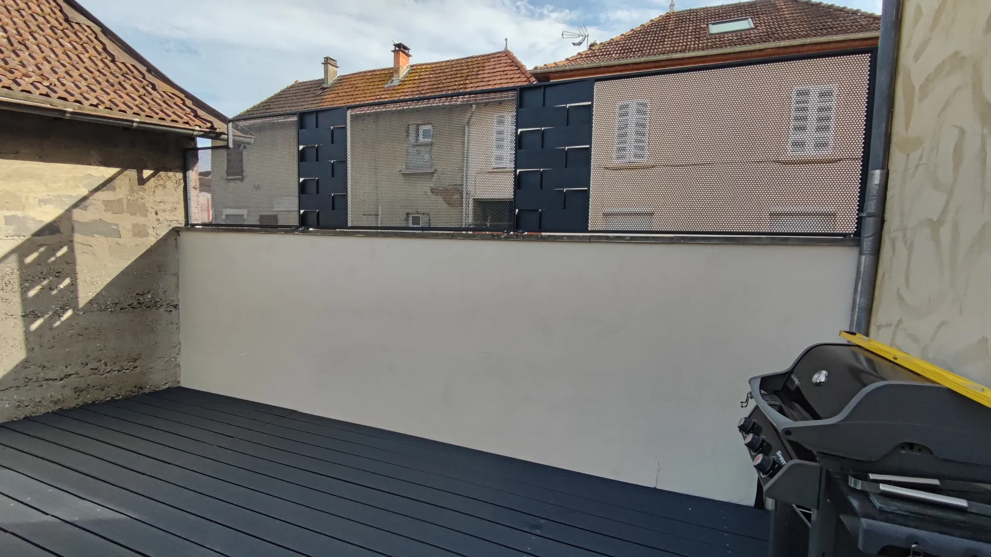 grillage en métal noir