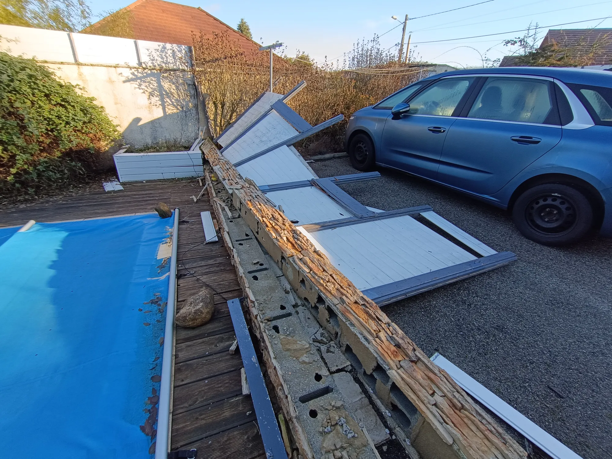 Palissade en pvc en cours d'évacuation