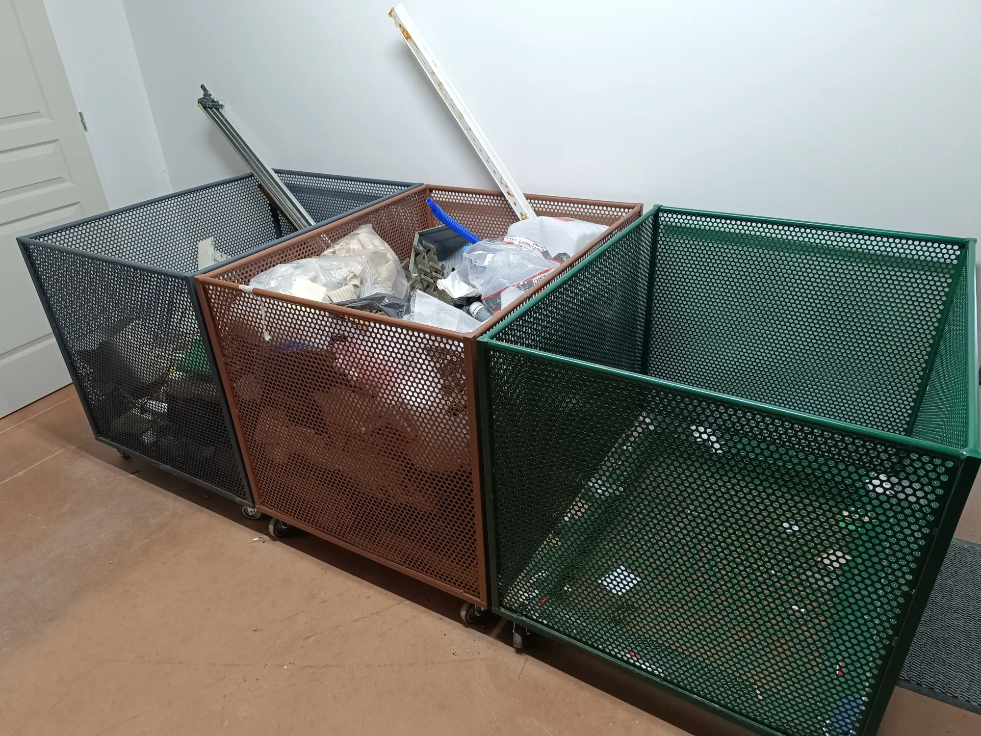 Bacs déchets en métal de couleurs différentes