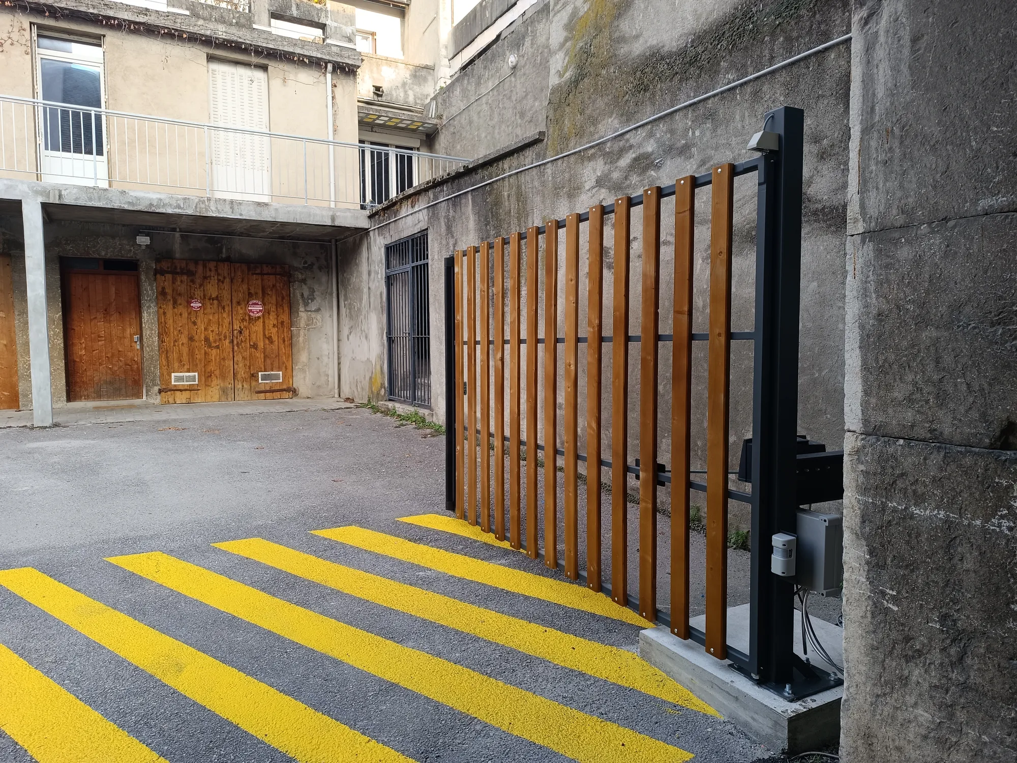 Portail sur mesure en bois et métal