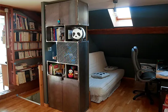 Meuble en métal dans un bureau