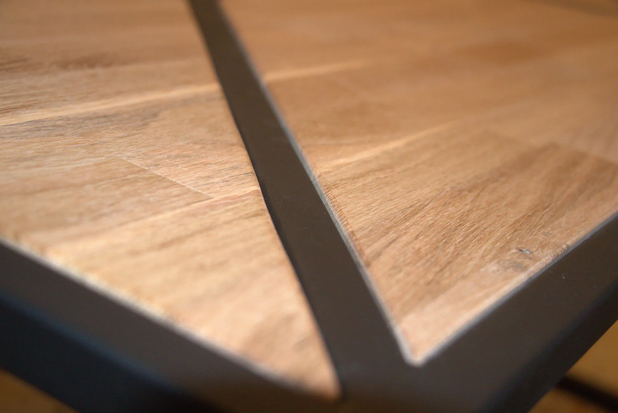 Zoom sur le coin d'un meuble en métal et bois